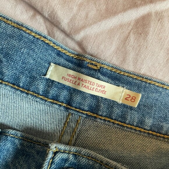 Levi's High Waisted Taper Jean Size 28 in Medium Wash - Picture 5 of 7